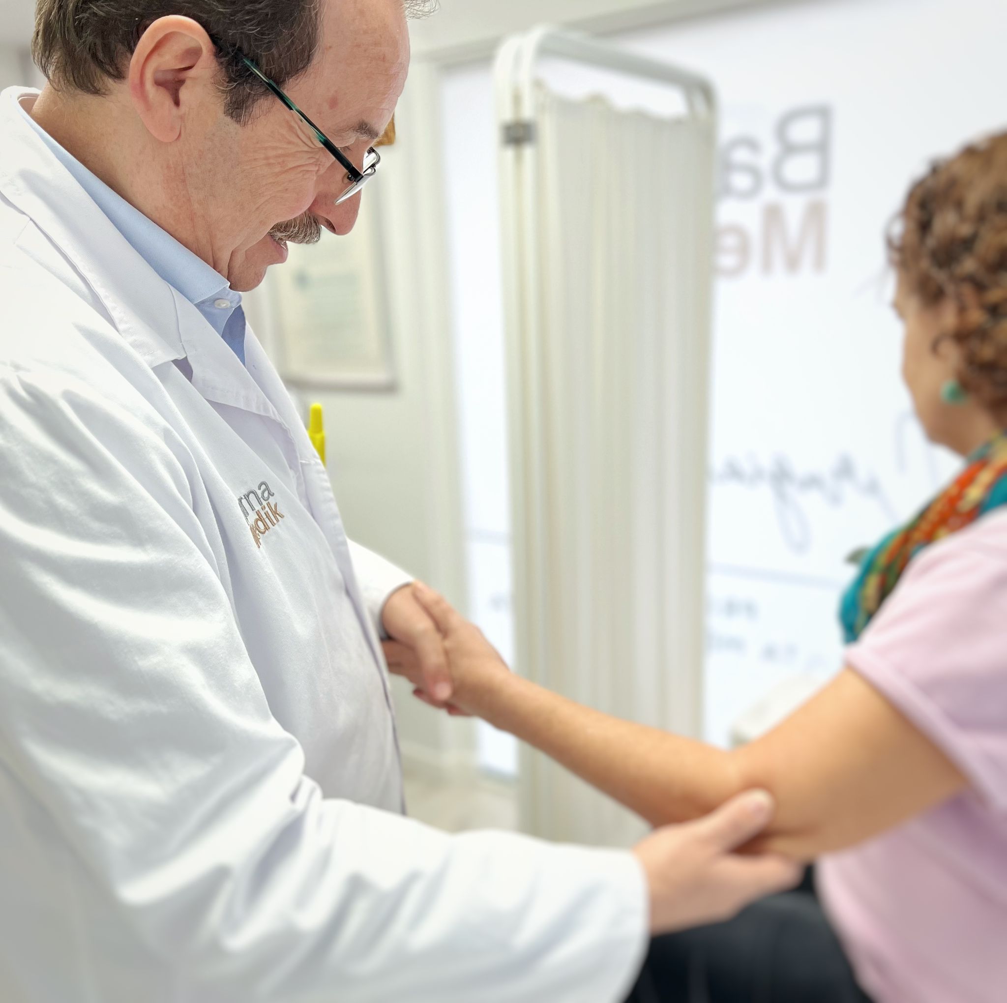 imagem de medico sorrindo ao lado de uma paciente mulher e seu filho